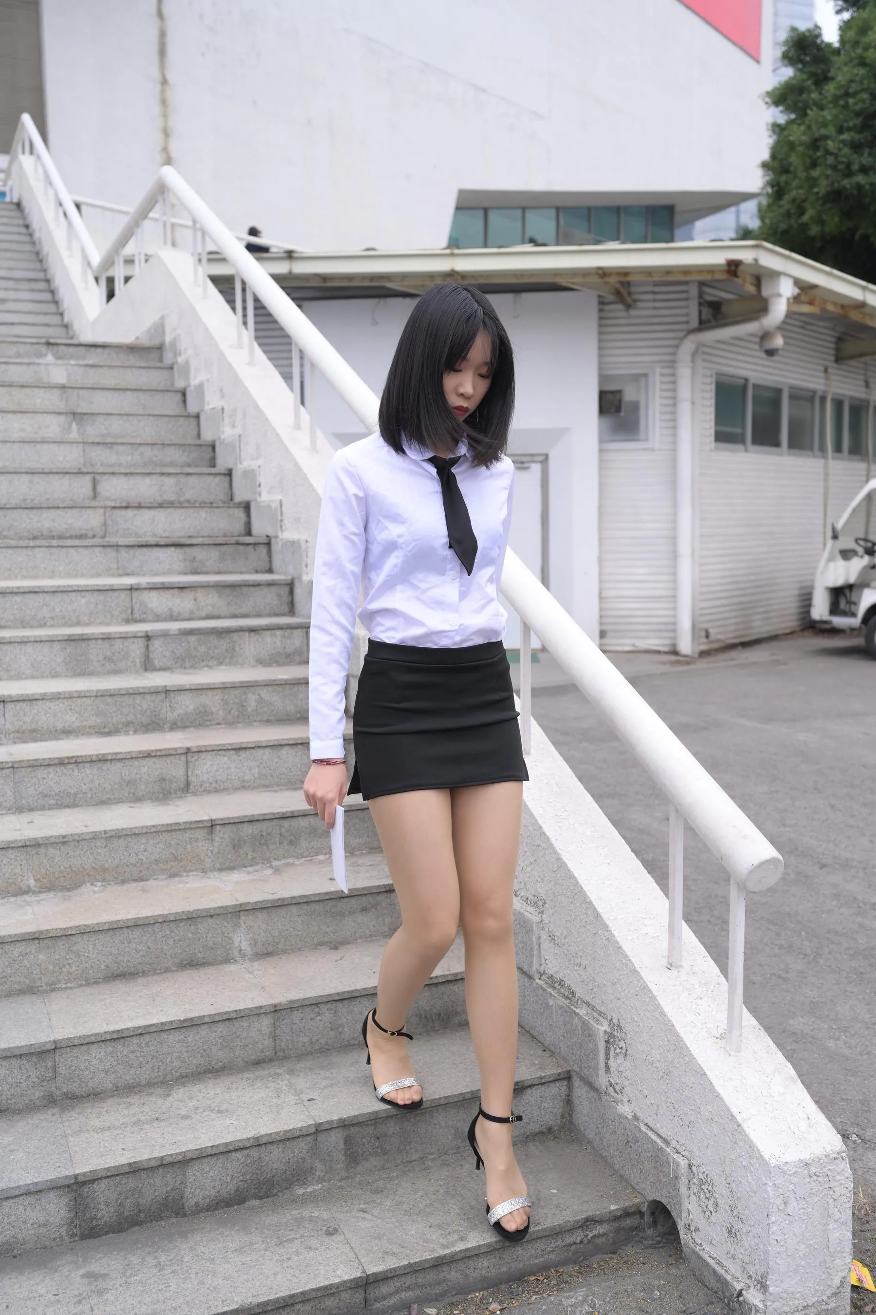 [魔镜街拍] NO.084 程生街拍-商城推销美女长腿肉丝制服 [456P]插图1